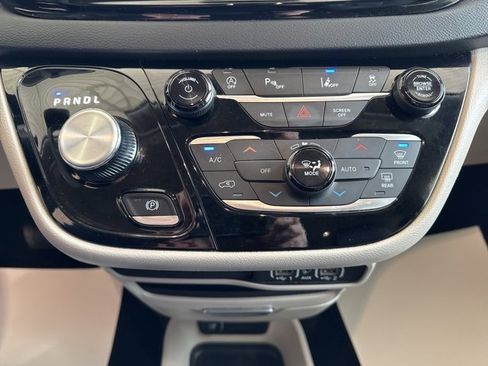 Used 2024 Chrysler Pacifica Touring-L image 24