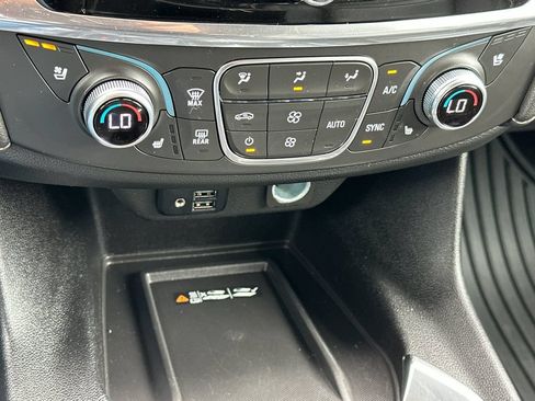 Used 2023 Chevrolet Traverse Premier AWD/4WD image 21