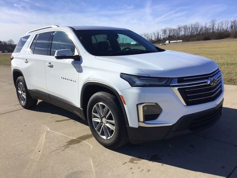 Used 2023 Chevrolet Traverse LT image 1