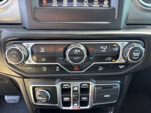 Used 2020 Jeep Wrangler Unlimited Sahara image 35