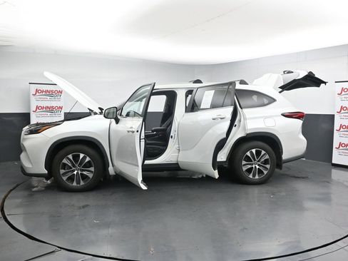 Used 2023 Toyota Highlander XLE image 35