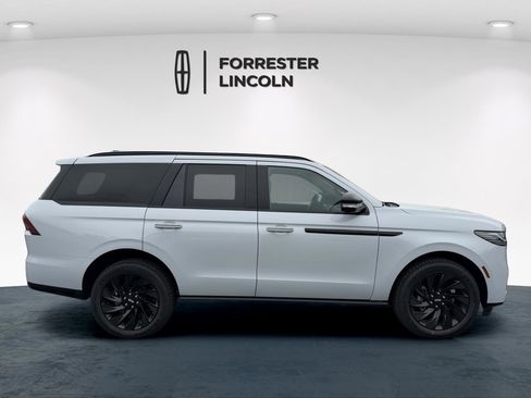 New 2026 Lincoln Navigator Reserve AWD/4WD image 2