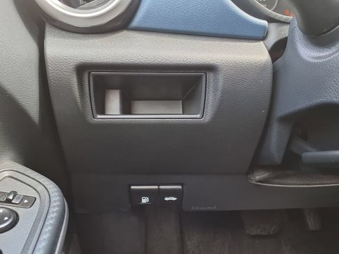 Used 2025 Nissan Versa SV FWD image 36