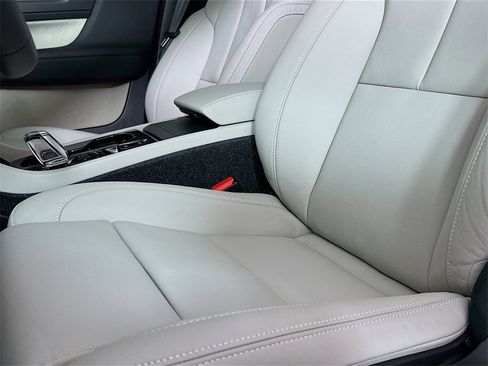 Used 2025 Volvo XC40 B5 Plus w/ Protection Package Premier image 9