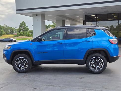 Used 2025 Jeep Compass Trailhawk AWD/4WD image 2