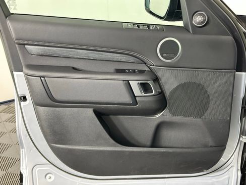 Used 2023 Land Rover Discovery Metropolitan Edition image 46