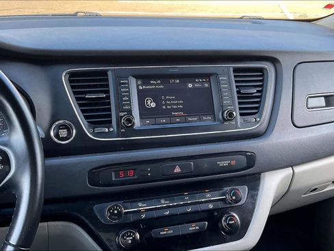 Used 2017 Kia Sedona LX w/ LX Essentials Premium Package FWD image 14