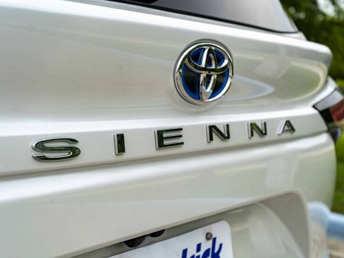 Used 2024 Toyota Sienna Platinum FWD image 13