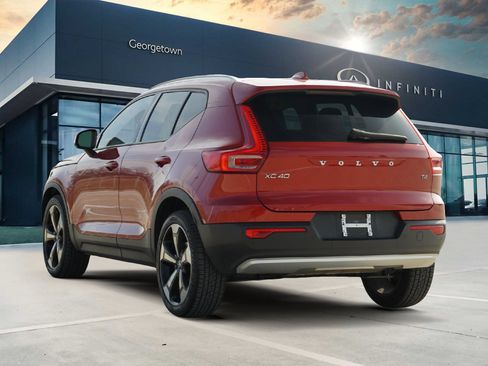 Used 2020 Volvo XC40 T4 Momentum image 7