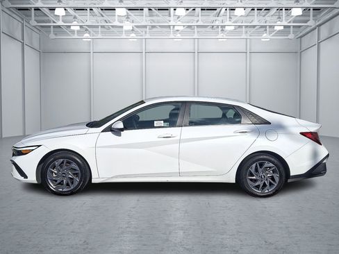 Used 2024 Hyundai Elantra SEL image 2