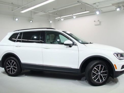 Used 2021 Volkswagen Tiguan SE w/ Panoramic Sunroof Package AWD/4WD image 11