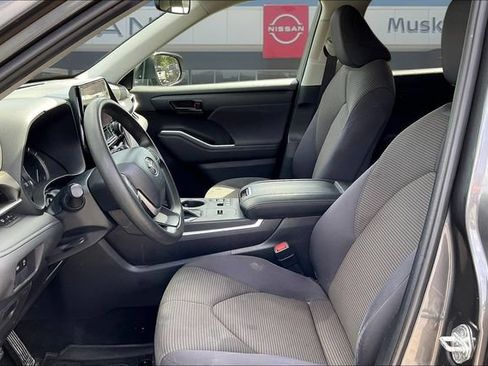 Used 2023 Toyota Highlander L FWD image 20