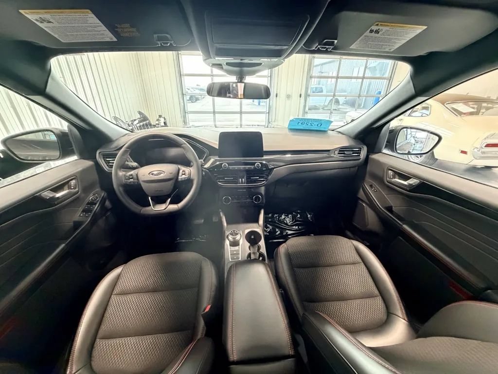 Used 2025 Ford Escape ST-Line Select AWD/4WD image 9