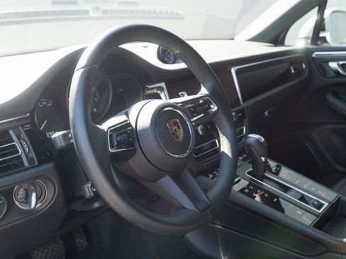 Certified 2025 Porsche Macan image 4