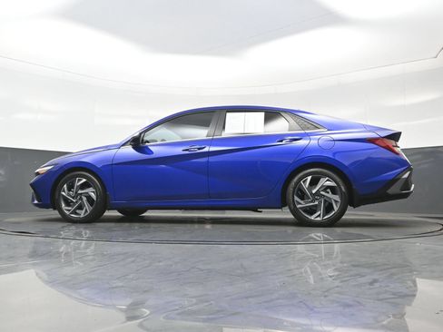 Certified 2025 Hyundai Elantra Limited FWD image 28