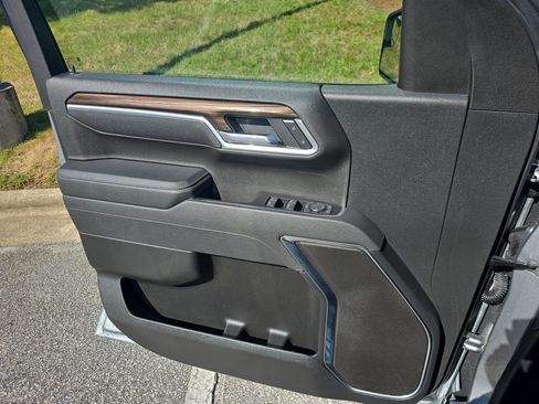 Used 2025 Chevrolet Silverado 1500 LT RWD image 23