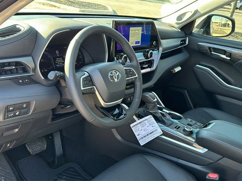 New 2026 Toyota Highlander Limited image 16