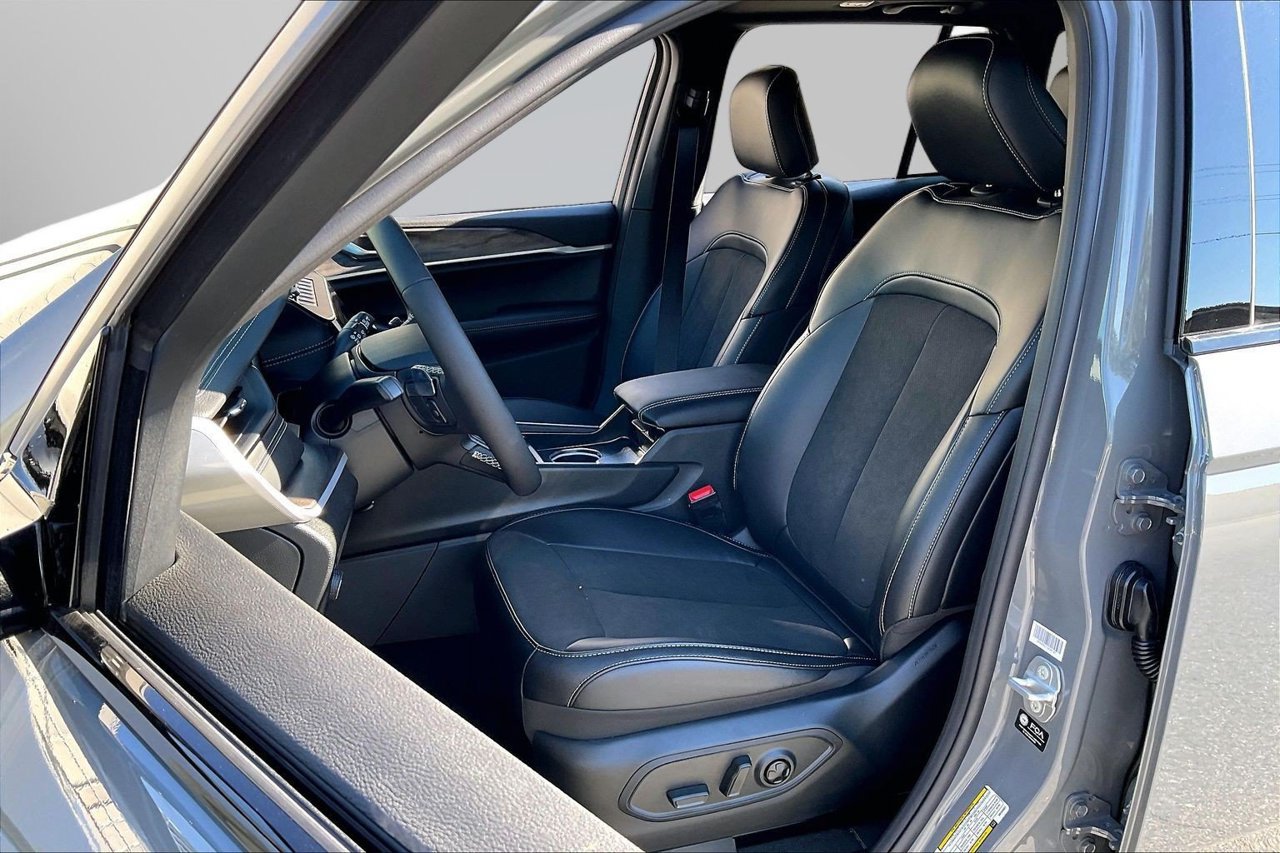New 2027 Jeep Grand Cherokee Altitude RWD image 19
