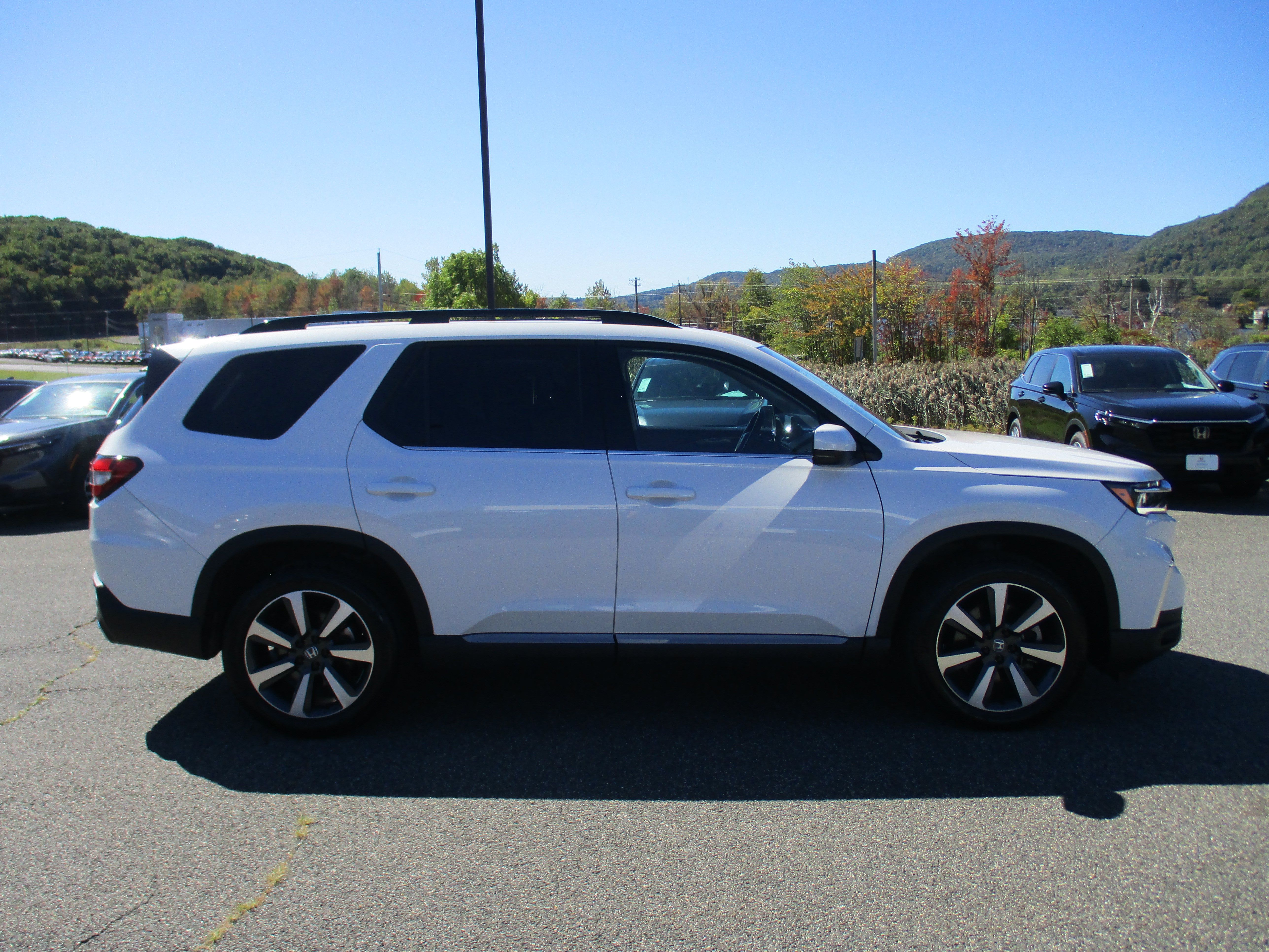 Certified 2025 Honda Pilot Touring image 4