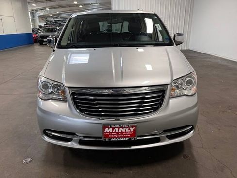 Used 2012 Chrysler Town & Country Limited w/ Luxury Group FWD image 8
