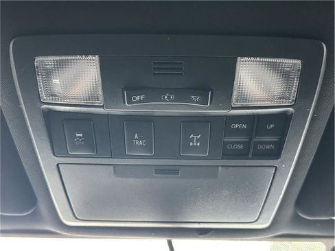 Used 2017 Toyota Tacoma TRD Off-Road w/ Premium & Technology Package AWD/4WD image 23