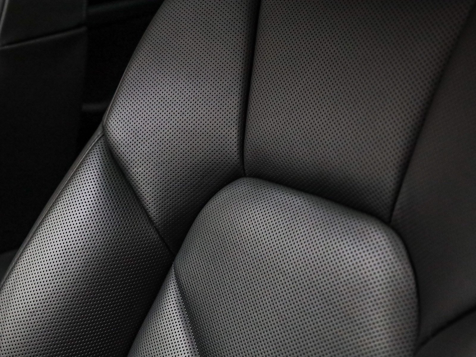Certified 2025 Porsche Macan Turbo AWD/4WD image 26