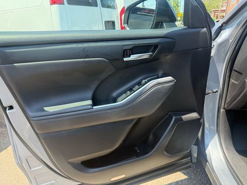 Used 2022 Toyota Highlander XLE AWD/4WD image 22