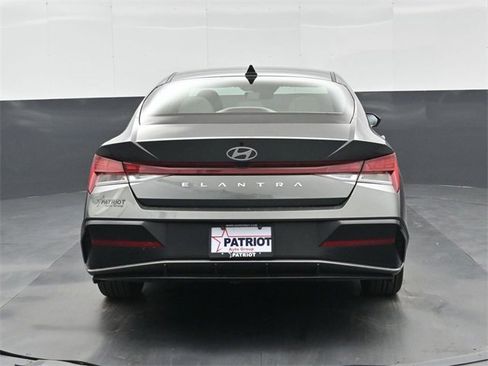 Used 2025 Hyundai Elantra SEL image 5