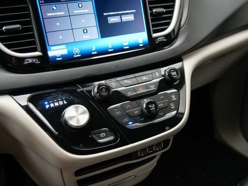 Used 2023 Chrysler Pacifica Touring-L FWD image 30