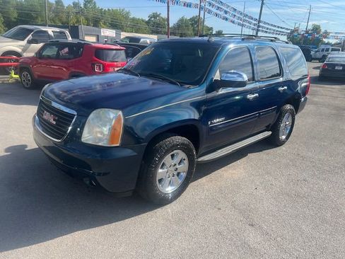 Used 2007 GMC Yukon SLT w/ SLT Preferred Equipment Group image 2