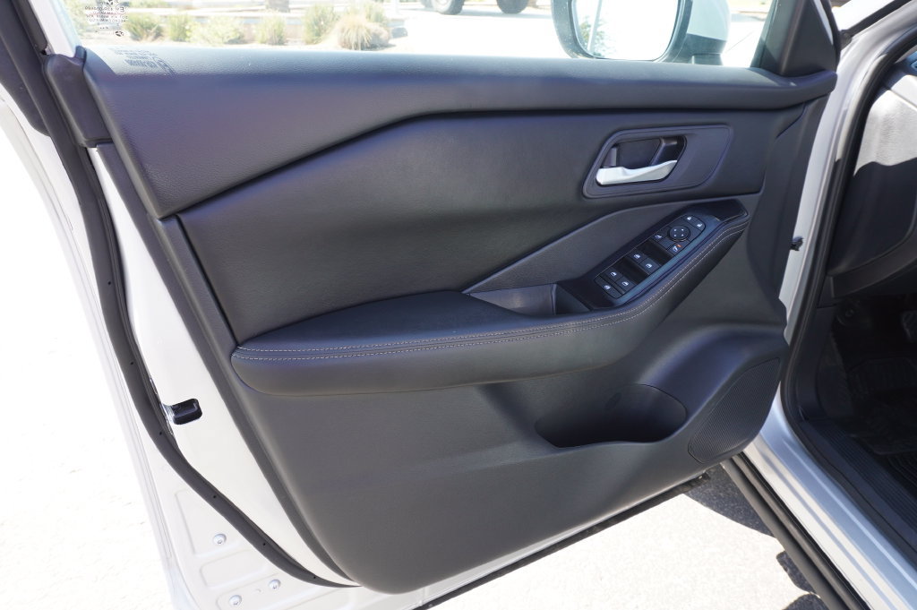Certified 2025 Nissan Rogue SV FWD image 14