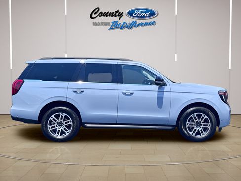Used 2025 Ford Expedition Active RWD image 4