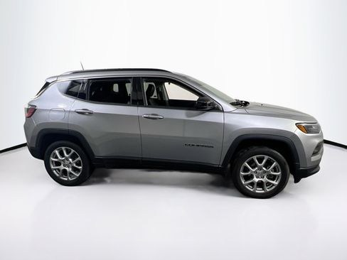 Used 2022 Jeep Compass Latitude AWD/4WD image 4