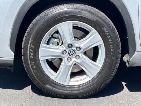 Used 2023 Toyota Highlander LE image 25