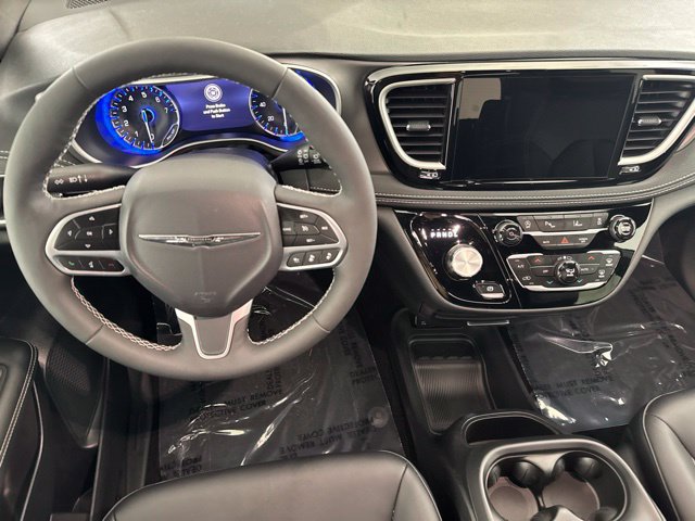 Used 2025 Chrysler Pacifica Select FWD image 25