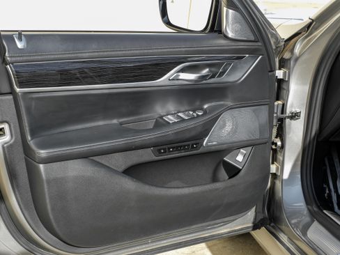 Used 2020 BMW 750i xDrive w/ Executive Package image 39