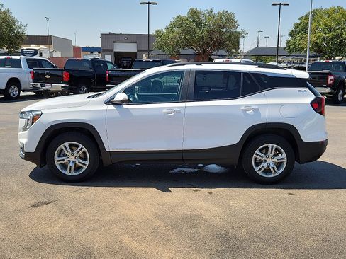 Used 2023 GMC Terrain SLE w/ Driver Convenience Package image 2