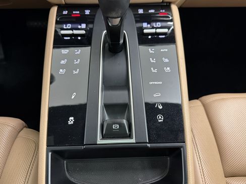 Certified 2023 Porsche Macan S AWD/4WD image 19