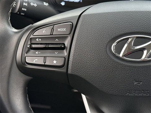 Used 2025 Hyundai Venue SEL image 12