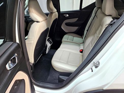 Used 2022 Volvo XC40 T5 Momentum image 16