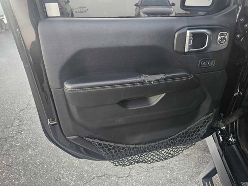 Used 2018 Jeep Wrangler Unlimited Sahara image 6