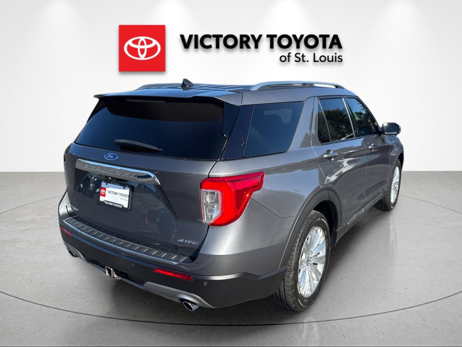 Used 2021 Ford Explorer Limited w/ Equipment Group 301A AWD/4WD image 3