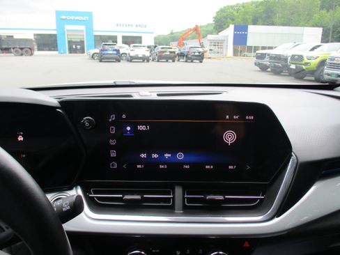 Used 2025 Chevrolet Trax LT w/ Driver Confidence Package FWD image 16