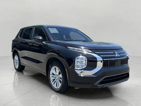 Used 2025 Mitsubishi Outlander ES FWD image 2
