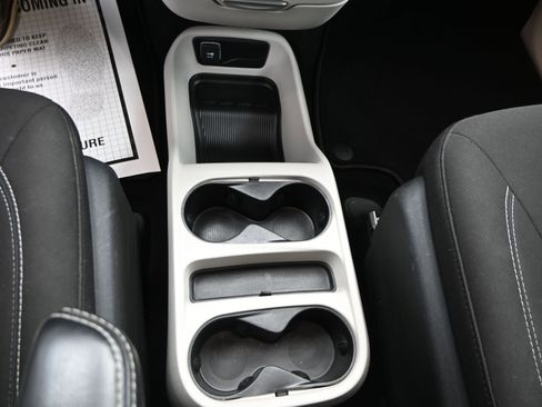 Used 2022 Chrysler Voyager LX image 20