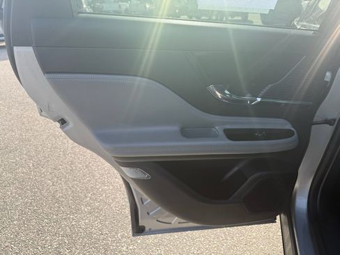 Used 2021 Lincoln Corsair AWD w/ Premium Package image 16