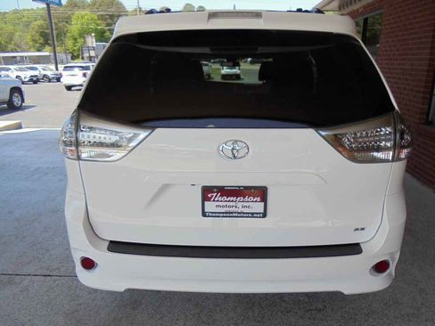 Used 2018 Toyota Sienna SE image 4