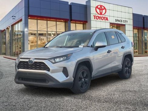 Used 2019 Toyota RAV4 LE AWD/4WD image 2
