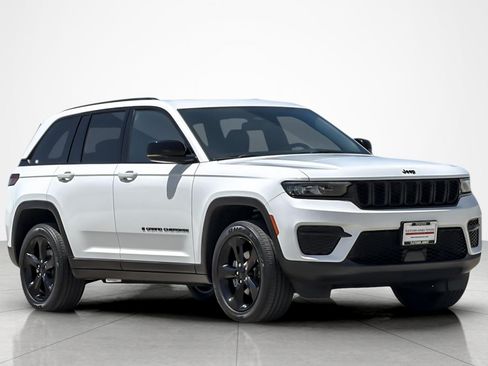 Used 2023 Jeep Grand Cherokee Altitude RWD image 7