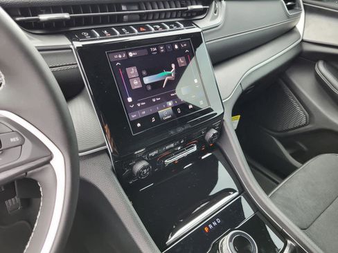 New 2025 Jeep Grand Cherokee Altitude image 18